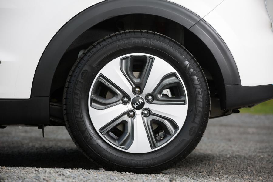 Колеса Kia Niro Plug-In Hybrid (DE) 2017 года  (UK) (фото 10 из 18)